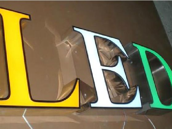 方城介绍LED招牌的基础知识。